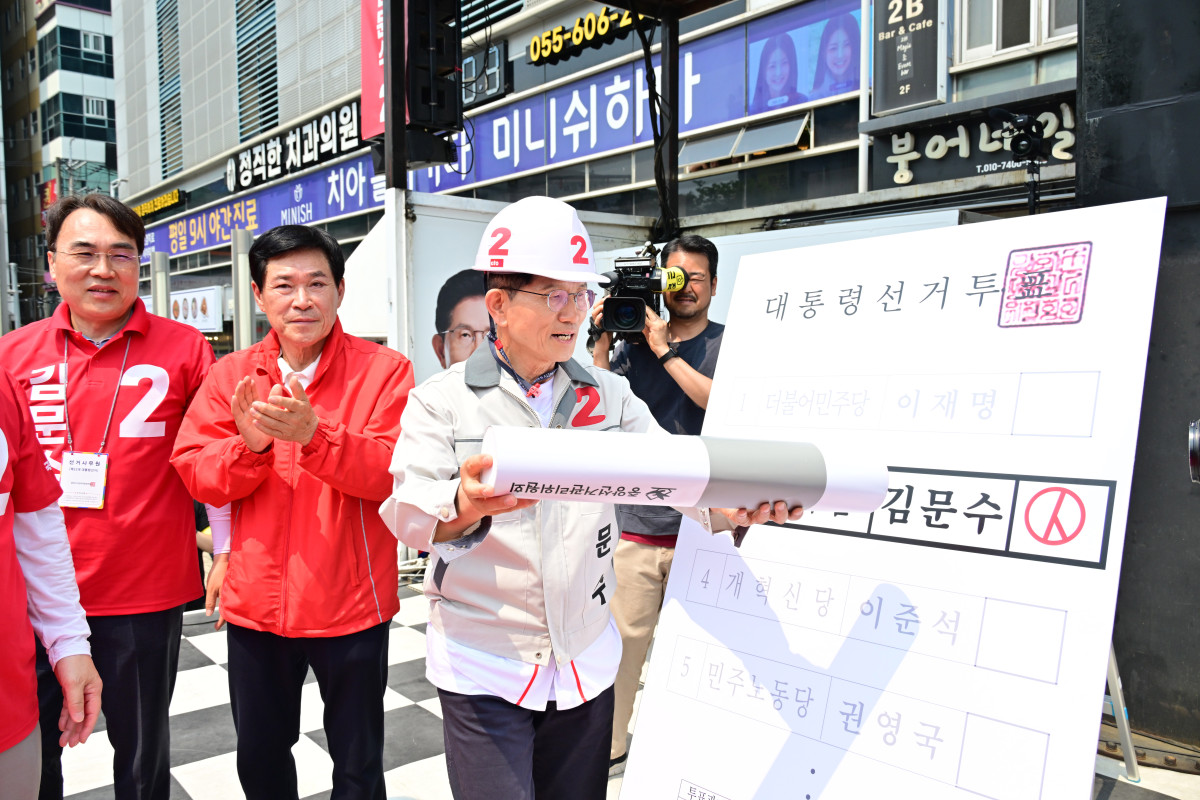 ▲김문수 국민의힘 대선 후보가 28일 오전 경남 창원시 상남동 분수광장 인근에서 유세차량에 올라 지지를 호소하고 있다. (사진제공=뉴시스)