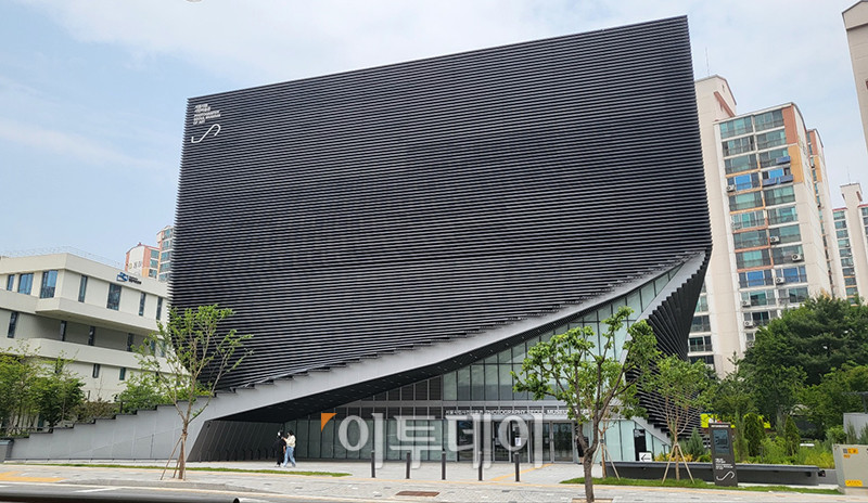▲28일 서울 도봉구 서울시립 사진미술관 외관 모습. 서울시립 사진미술관은 국내 유일의 사진 매체 특화 공립 미술관으로 건축은 오스트리아 건축가 믈라덴 야드리치와 일구구공도시건축이 '빛으로 그리는 그림'인 사진의 픽셀을 형상화해 구현했다. 연면적 7048㎡, 지하 2층, 지상 4층 규모로 화∼일요일 오전 10시부터 오후 8시까지 운영되고 매주 월요일은 정기 휴관한다. 모든 전시는 무료로 관람할 수 있다. 고이란 기자 photoeran@