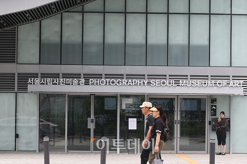 ▲28일 서울 도봉구 서울시립 사진미술관 외관 모습. 서울시립 사진미술관은 국내 유일의 사진 매체 특화 공립 미술관으로 건축은 오스트리아 건축가 믈라덴 야드리치와 일구구공도시건축이 '빛으로 그리는 그림'인 사진의 픽셀을 형상화해 구현했다. 연면적 7048㎡, 지하 2층, 지상 4층 규모로 화∼일요일 오전 10시부터 오후 8시까지 운영되고 매주 월요일은 정기 휴관한다. 모든 전시는 무료로 관람할 수 있다. 고이란 기자 photoeran@