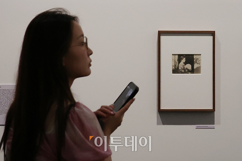 ▲28일 서울 도봉구 서울시립 사진미술관에서 열린 개관 특별전 '광채 光彩 : 시작의 순간들'에서 관람객들이 작품을 둘러보고 있다. 서울시립 사진미술관은 국내 유일의 사진 매체 특화 공립 미술관으로 건축은 오스트리아 건축가 믈라덴 야드리치와 일구구공도시건축이 '빛으로 그리는 그림'인 사진의 픽셀을 형상화해 구현했다. 연면적 7048㎡, 지하 2층, 지상 4층 규모로 화∼일요일 오전 10시부터 오후 8시까지 운영되고 매주 월요일은 정기 휴관한다. 모든 전시는 무료로 관람할 수 있다. 고이란 기자 photoeran@