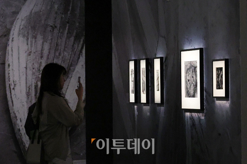 ▲28일 서울 도봉구 서울시립 사진미술관에서 열린 개관 특별전 '광채 光彩 : 시작의 순간들'에서 관람객들이 작품을 둘러보고 있다. 서울시립 사진미술관은 국내 유일의 사진 매체 특화 공립 미술관으로 건축은 오스트리아 건축가 믈라덴 야드리치와 일구구공도시건축이 '빛으로 그리는 그림'인 사진의 픽셀을 형상화해 구현했다. 연면적 7048㎡, 지하 2층, 지상 4층 규모로 화∼일요일 오전 10시부터 오후 8시까지 운영되고 매주 월요일은 정기 휴관한다. 모든 전시는 무료로 관람할 수 있다. 고이란 기자 photoeran@