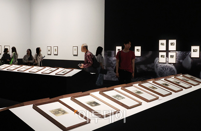▲28일 서울 도봉구 서울시립 사진미술관에서 열린 개관 특별전 '광채 光彩 : 시작의 순간들'에서 관람객들이 작품을 둘러보고 있다. 서울시립 사진미술관은 국내 유일의 사진 매체 특화 공립 미술관으로 건축은 오스트리아 건축가 믈라덴 야드리치와 일구구공도시건축이 '빛으로 그리는 그림'인 사진의 픽셀을 형상화해 구현했다. 연면적 7048㎡, 지하 2층, 지상 4층 규모로 화∼일요일 오전 10시부터 오후 8시까지 운영되고 매주 월요일은 정기 휴관한다. 모든 전시는 무료로 관람할 수 있다. 고이란 기자 photoeran@