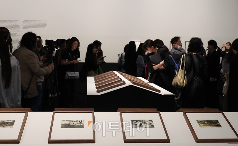 ▲28일 서울 도봉구 서울시립 사진미술관에서 열린 개관 특별전 '광채 光彩 : 시작의 순간들'에서 관람객들이 작품을 둘러보고 있다. 서울시립 사진미술관은 국내 유일의 사진 매체 특화 공립 미술관으로 건축은 오스트리아 건축가 믈라덴 야드리치와 일구구공도시건축이 '빛으로 그리는 그림'인 사진의 픽셀을 형상화해 구현했다. 연면적 7048㎡, 지하 2층, 지상 4층 규모로 화∼일요일 오전 10시부터 오후 8시까지 운영되고 매주 월요일은 정기 휴관한다. 모든 전시는 무료로 관람할 수 있다. 고이란 기자 photoeran@