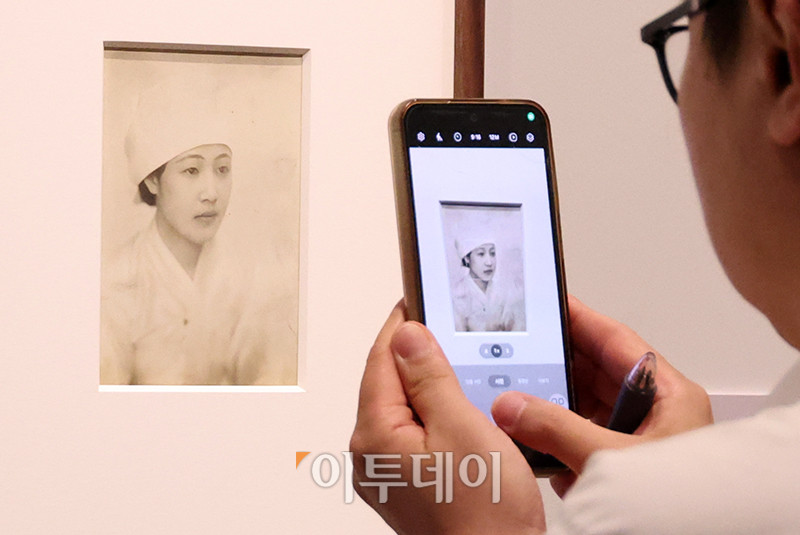 ▲28일 서울 도봉구 서울시립 사진미술관에서 열린 개관 특별전 '광채 光彩 : 시작의 순간들'에서 관람객들이 작품을 둘러보고 있다. 서울시립 사진미술관은 국내 유일의 사진 매체 특화 공립 미술관으로 건축은 오스트리아 건축가 믈라덴 야드리치와 일구구공도시건축이 '빛으로 그리는 그림'인 사진의 픽셀을 형상화해 구현했다. 연면적 7048㎡, 지하 2층, 지상 4층 규모로 화∼일요일 오전 10시부터 오후 8시까지 운영되고 매주 월요일은 정기 휴관한다. 모든 전시는 무료로 관람할 수 있다. 고이란 기자 photoeran@