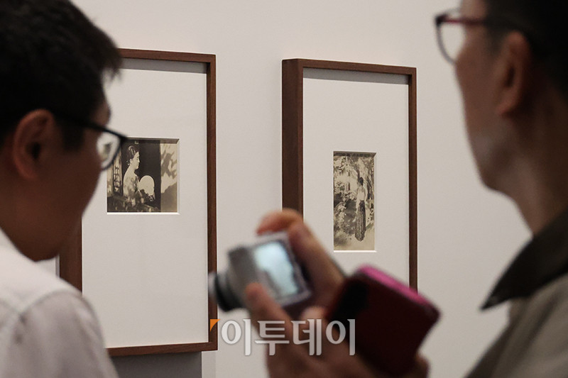 ▲28일 서울 도봉구 서울시립 사진미술관에서 열린 개관 특별전 '광채 光彩 : 시작의 순간들'에서 관람객들이 작품을 둘러보고 있다. 서울시립 사진미술관은 국내 유일의 사진 매체 특화 공립 미술관으로 건축은 오스트리아 건축가 믈라덴 야드리치와 일구구공도시건축이 '빛으로 그리는 그림'인 사진의 픽셀을 형상화해 구현했다. 연면적 7048㎡, 지하 2층, 지상 4층 규모로 화∼일요일 오전 10시부터 오후 8시까지 운영되고 매주 월요일은 정기 휴관한다. 모든 전시는 무료로 관람할 수 있다. 고이란 기자 photoeran@