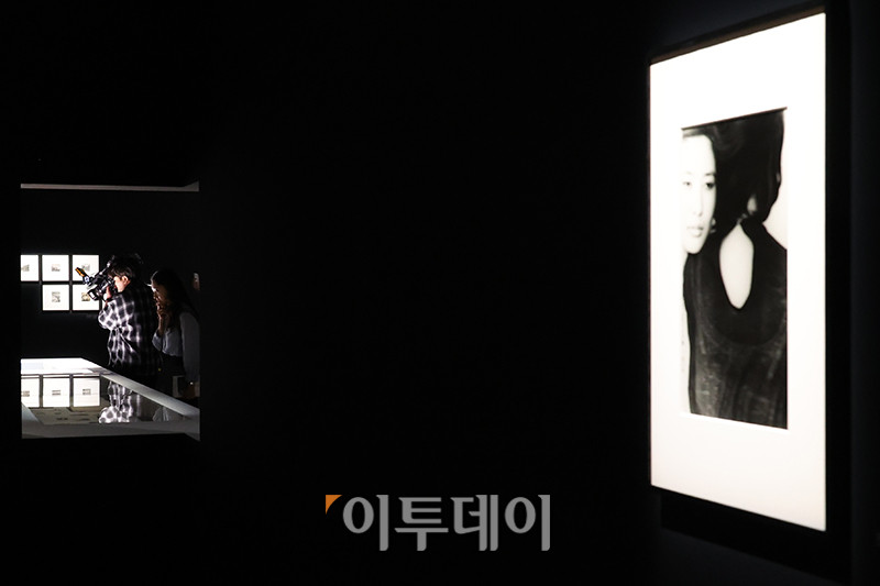 ▲28일 서울 도봉구 서울시립 사진미술관에서 열린 개관 특별전 '광채 光彩 : 시작의 순간들'에서 관람객들이 작품을 둘러보고 있다. 서울시립 사진미술관은 국내 유일의 사진 매체 특화 공립 미술관으로 건축은 오스트리아 건축가 믈라덴 야드리치와 일구구공도시건축이 '빛으로 그리는 그림'인 사진의 픽셀을 형상화해 구현했다. 연면적 7048㎡, 지하 2층, 지상 4층 규모로 화∼일요일 오전 10시부터 오후 8시까지 운영되고 매주 월요일은 정기 휴관한다. 모든 전시는 무료로 관람할 수 있다. 고이란 기자 photoeran@