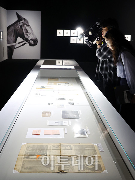 ▲28일 서울 도봉구 서울시립 사진미술관에서 열린 개관 특별전 '광채 光彩 : 시작의 순간들'에서 관람객들이 작품을 둘러보고 있다. 서울시립 사진미술관은 국내 유일의 사진 매체 특화 공립 미술관으로 건축은 오스트리아 건축가 믈라덴 야드리치와 일구구공도시건축이 '빛으로 그리는 그림'인 사진의 픽셀을 형상화해 구현했다. 연면적 7048㎡, 지하 2층, 지상 4층 규모로 화∼일요일 오전 10시부터 오후 8시까지 운영되고 매주 월요일은 정기 휴관한다. 모든 전시는 무료로 관람할 수 있다. 고이란 기자 photoeran@