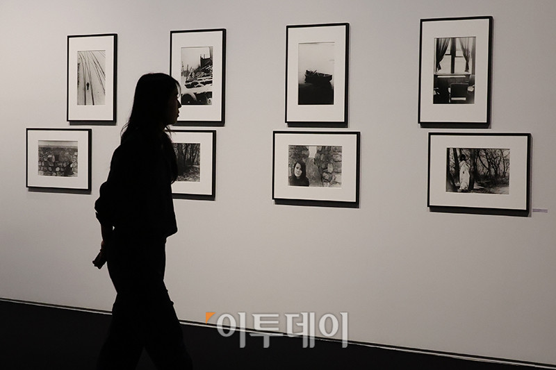 ▲28일 서울 도봉구 서울시립 사진미술관에서 열린 개관 특별전 '광채 光彩 : 시작의 순간들'에서 관람객들이 작품을 둘러보고 있다. 서울시립 사진미술관은 국내 유일의 사진 매체 특화 공립 미술관으로 건축은 오스트리아 건축가 믈라덴 야드리치와 일구구공도시건축이 '빛으로 그리는 그림'인 사진의 픽셀을 형상화해 구현했다. 연면적 7048㎡, 지하 2층, 지상 4층 규모로 화∼일요일 오전 10시부터 오후 8시까지 운영되고 매주 월요일은 정기 휴관한다. 모든 전시는 무료로 관람할 수 있다. 고이란 기자 photoeran@