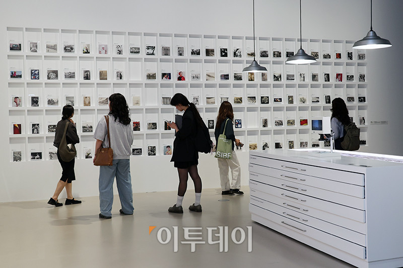 ▲28일 서울 도봉구 서울시립 사진미술관에서 열린 개관 특별전 '스토리지 스토리'에서 관람객들이 작품을 둘러보고 있다. 서울시립 사진미술관은 국내 유일의 사진 매체 특화 공립 미술관으로 건축은 오스트리아 건축가 믈라덴 야드리치와 일구구공도시건축이 '빛으로 그리는 그림'인 사진의 픽셀을 형상화해 구현했다. 연면적 7048㎡, 지하 2층, 지상 4층 규모로 화∼일요일 오전 10시부터 오후 8시까지 운영되고 매주 월요일은 정기 휴관한다. 모든 전시는 무료로 관람할 수 있다. 고이란 기자 photoeran@