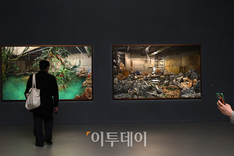 ▲28일 서울 도봉구 서울시립 사진미술관에서 열린 개관 특별전 '스토리지 스토리'에서 관람객들이 작품을 둘러보고 있다. 서울시립 사진미술관은 국내 유일의 사진 매체 특화 공립 미술관으로 건축은 오스트리아 건축가 믈라덴 야드리치와 일구구공도시건축이 '빛으로 그리는 그림'인 사진의 픽셀을 형상화해 구현했다. 연면적 7048㎡, 지하 2층, 지상 4층 규모로 화∼일요일 오전 10시부터 오후 8시까지 운영되고 매주 월요일은 정기 휴관한다. 모든 전시는 무료로 관람할 수 있다. 고이란 기자 photoeran@