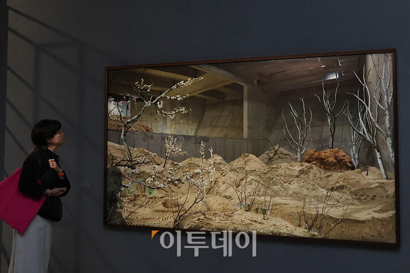 ▲28일 서울 도봉구 서울시립 사진미술관에서 열린 개관 특별전 '스토리지 스토리'에서 관람객들이 작품을 둘러보고 있다. 서울시립 사진미술관은 국내 유일의 사진 매체 특화 공립 미술관으로 건축은 오스트리아 건축가 믈라덴 야드리치와 일구구공도시건축이 '빛으로 그리는 그림'인 사진의 픽셀을 형상화해 구현했다. 연면적 7048㎡, 지하 2층, 지상 4층 규모로 화∼일요일 오전 10시부터 오후 8시까지 운영되고 매주 월요일은 정기 휴관한다. 모든 전시는 무료로 관람할 수 있다. 고이란 기자 photoeran@