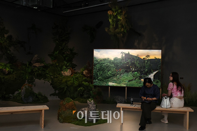 ▲28일 서울 도봉구 서울시립 사진미술관에서 열린 개관 특별전 '스토리지 스토리'에서 관람객들이 작품을 둘러보고 있다. 서울시립 사진미술관은 국내 유일의 사진 매체 특화 공립 미술관으로 건축은 오스트리아 건축가 믈라덴 야드리치와 일구구공도시건축이 '빛으로 그리는 그림'인 사진의 픽셀을 형상화해 구현했다. 연면적 7048㎡, 지하 2층, 지상 4층 규모로 화∼일요일 오전 10시부터 오후 8시까지 운영되고 매주 월요일은 정기 휴관한다. 모든 전시는 무료로 관람할 수 있다. 고이란 기자 photoeran@