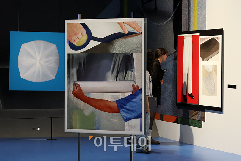 ▲28일 서울 도봉구 서울시립 사진미술관에서 열린 개관 특별전 '스토리지 스토리'에서 관람객들이 작품을 둘러보고 있다. 서울시립 사진미술관은 국내 유일의 사진 매체 특화 공립 미술관으로 건축은 오스트리아 건축가 믈라덴 야드리치와 일구구공도시건축이 '빛으로 그리는 그림'인 사진의 픽셀을 형상화해 구현했다. 연면적 7048㎡, 지하 2층, 지상 4층 규모로 화∼일요일 오전 10시부터 오후 8시까지 운영되고 매주 월요일은 정기 휴관한다. 모든 전시는 무료로 관람할 수 있다. 고이란 기자 photoeran@