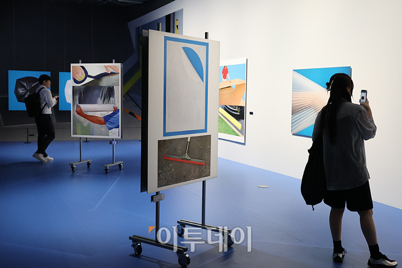 ▲28일 서울 도봉구 서울시립 사진미술관에서 열린 개관 특별전 '스토리지 스토리'에서 관람객들이 작품을 둘러보고 있다. 서울시립 사진미술관은 국내 유일의 사진 매체 특화 공립 미술관으로 건축은 오스트리아 건축가 믈라덴 야드리치와 일구구공도시건축이 '빛으로 그리는 그림'인 사진의 픽셀을 형상화해 구현했다. 연면적 7048㎡, 지하 2층, 지상 4층 규모로 화∼일요일 오전 10시부터 오후 8시까지 운영되고 매주 월요일은 정기 휴관한다. 모든 전시는 무료로 관람할 수 있다. 고이란 기자 photoeran@