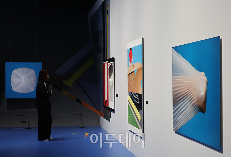 ▲28일 서울 도봉구 서울시립 사진미술관에서 열린 개관 특별전 '스토리지 스토리'에서 관람객들이 작품을 둘러보고 있다. 서울시립 사진미술관은 국내 유일의 사진 매체 특화 공립 미술관으로 건축은 오스트리아 건축가 믈라덴 야드리치와 일구구공도시건축이 '빛으로 그리는 그림'인 사진의 픽셀을 형상화해 구현했다. 연면적 7048㎡, 지하 2층, 지상 4층 규모로 화∼일요일 오전 10시부터 오후 8시까지 운영되고 매주 월요일은 정기 휴관한다. 모든 전시는 무료로 관람할 수 있다. 고이란 기자 photoeran@