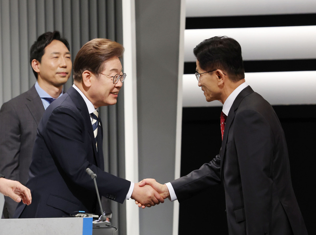 ▲ 더불어민주당 이재명 대선후보와 국민의힘 김문수 대선후보가 23일 서울 영등포구 여의도 KBS 스튜디오에서 열린 제21대 대선 2차 후보자 토론회에 앞서 인사하고 있다. (연합뉴스)