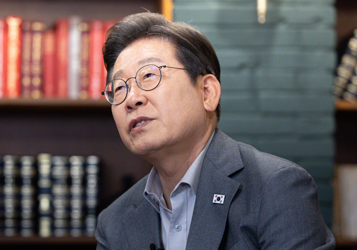 ▲더불어민주당 이재명 대선 후보가 28일 서울 강남구의 한 스튜디오에서 열린 K-이니셔TV '1400만 개미와 한배 탔어요' 유튜브 라이브에서 발언하고 있다. (연합뉴스)