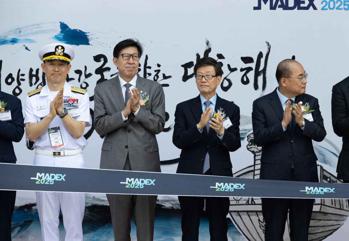 ▲한국무역협회(KITA)가 부산시 해운대구 벡스코에서 대한민국 해군, 대한민국해군협회와 공동으로 개최한 '국제해양방위산업전(MADEX) 2025'에서 개막식에 참석한 주요 인사들이 개막을 축하하고 있다. (왼쪽 첫 번째부터 양용모 해군 참모총장, 박형준 부산시장, 윤진식 한국무역협회 회장) (사진=무협)