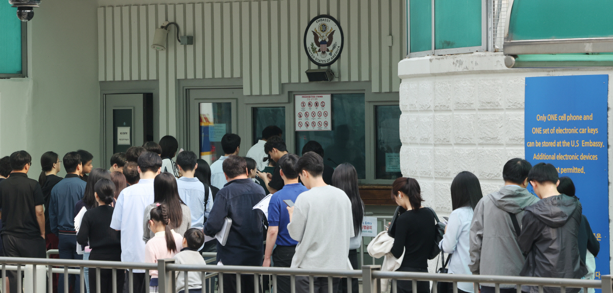 ▲28일 서울 종로구 주한 미국대사관 앞에서 미국 비자를 발급받으려는 사람들이 줄을 서 있다. 연합뉴스