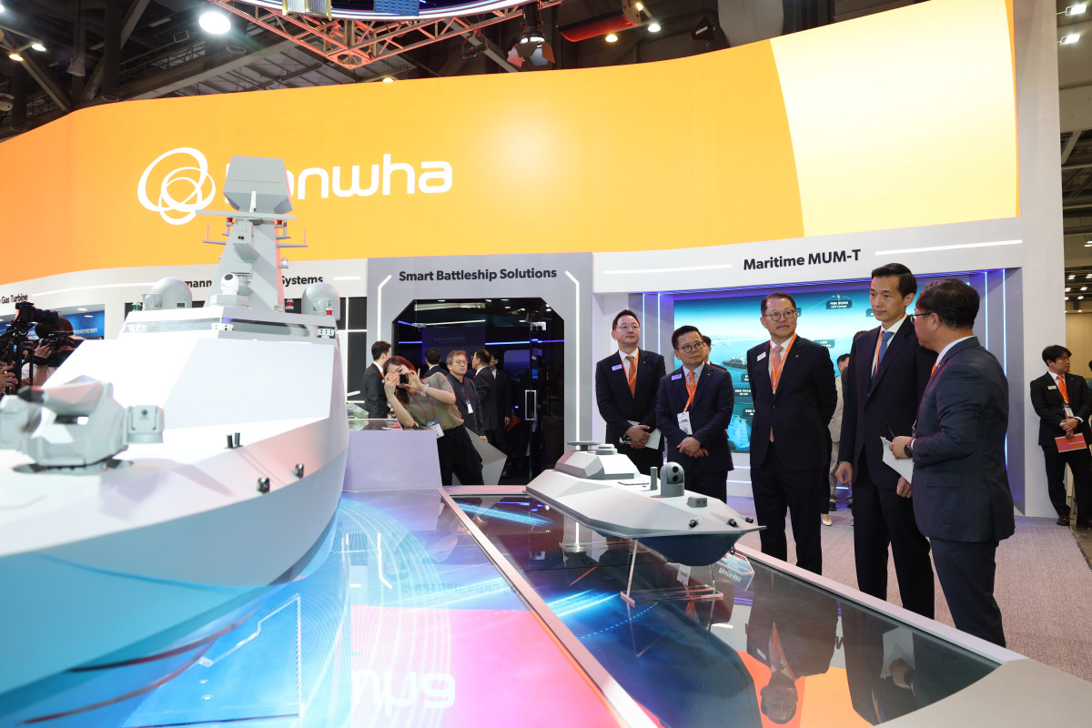 ▲김동관 한화그룹 부회장(오른쪽 두 번째)이 28일 부산 벡스코에서 개막한 ‘2025 국제해양방위산업전(MADEX 2025)’에서 한화오션 부스를 둘러보며 설명을 듣고 있다. (사진=한화)