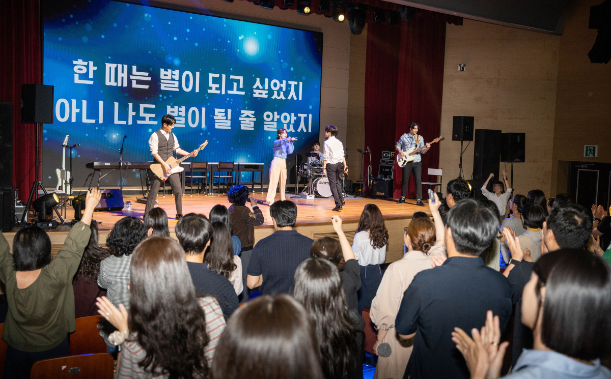 ▲한국전기안전공사가 27일 전북 완주군 본사에서 지역 사회공헌 확대 사업의 하나로 추진한 뮤지컬 '6시 퇴근' 공연 모습. (사진제공=한국전기안전공사)
