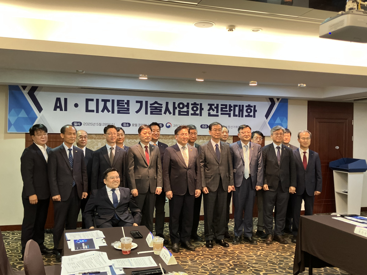 ▲과학기술정보통신부가 28일 주요 ICT 산학연 관계자들과 함께 AI·디지털 기술사업화 전략대화 행사를 열고 관계자들이 행사장 내에서 단체사진을 촬영하고 있다. (임유진 기자 newjean@)