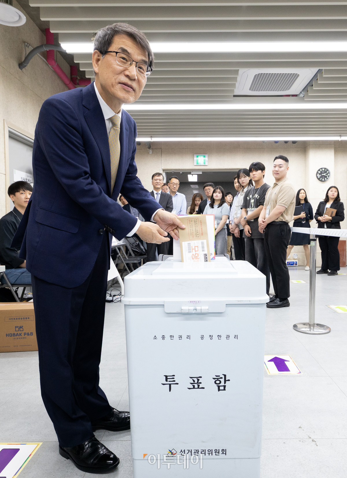 ▲제21대 대통령 선거 사전투표를 하루 앞둔 28일 노태악 중앙선거관리위원장이 서울 광진구 중곡3동 주민센터에 마련된 사전투표소에서 사전투표 모의체험을 하고 있다. 조현호 기자 hyunho@