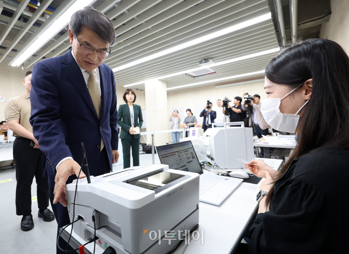 ▲제21대 대통령 선거 사전투표를 하루 앞둔 28일 노태악 중앙선거관리위원장이 서울 광진구 중곡3동 주민센터에 마련된 사전투표소에서 사전투표 모의체험을 하고 있다. 조현호 기자 hyunho@