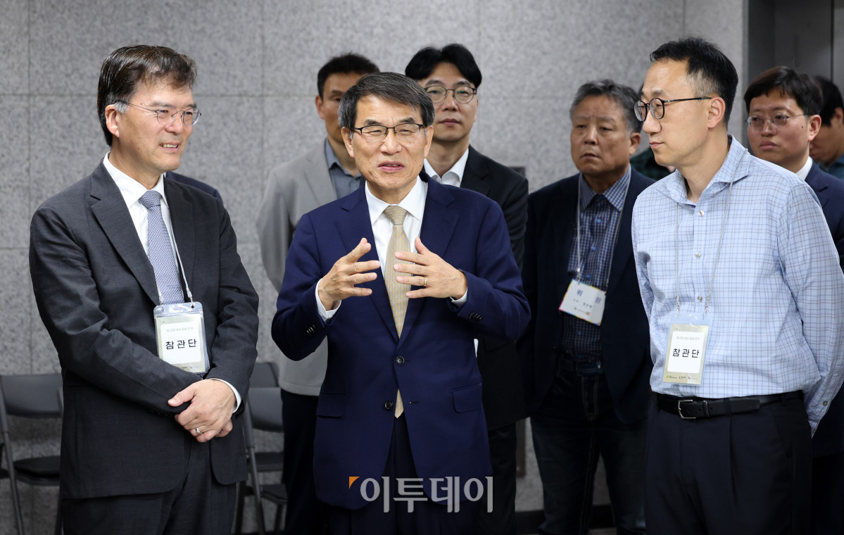 ▲제21대 대통령 선거 사전투표를 하루 앞둔 28일 노태악 중앙선거관리위원장이 서울 광진구 중곡3동 주민센터에 마련된 사전투표소에서 참관단과 대화를 하고 있다. 조현호 기자 hyunho@