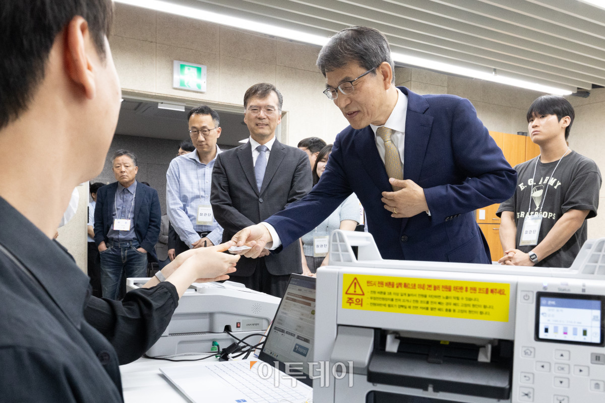 ▲제21대 대통령 선거 사전투표를 하루 앞둔 28일 노태악 중앙선거관리위원장이 서울 광진구 중곡3동 주민센터에 마련된 사전투표소에서 사전투표 모의체험을 하고 있다. 조현호 기자 hyunho@