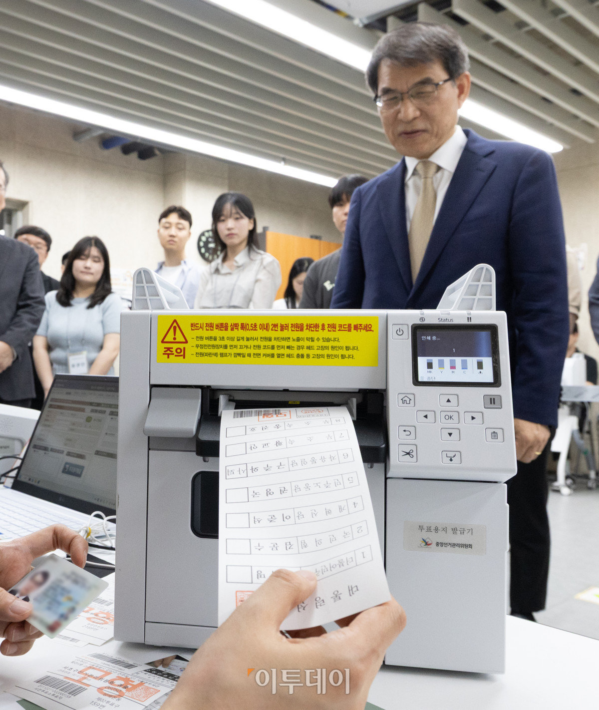 ▲제21대 대통령 선거 사전투표를 하루 앞둔 28일 노태악 중앙선거관리위원장이 서울 광진구 중곡3동 주민센터에 마련된 사전투표소에서 사전투표 모의체험을 하고 있다. 조현호 기자 hyunho@
