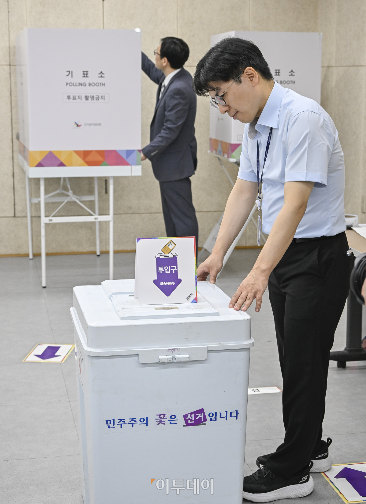 ▲제21대 대통령 선거 사전투표를 하루 앞둔 28일 서울 광진구 중곡3동주민센터에 마련된 사전투표소에서 관계자들이 투표 설비를 점검하고 있다. 제21대 대선 사전투표는 전국에 설치된 사전투표소에서 29일~30일 이틀간 오전 6시~오후 6시까지 실시된다. 조현호 기자 hyunho@