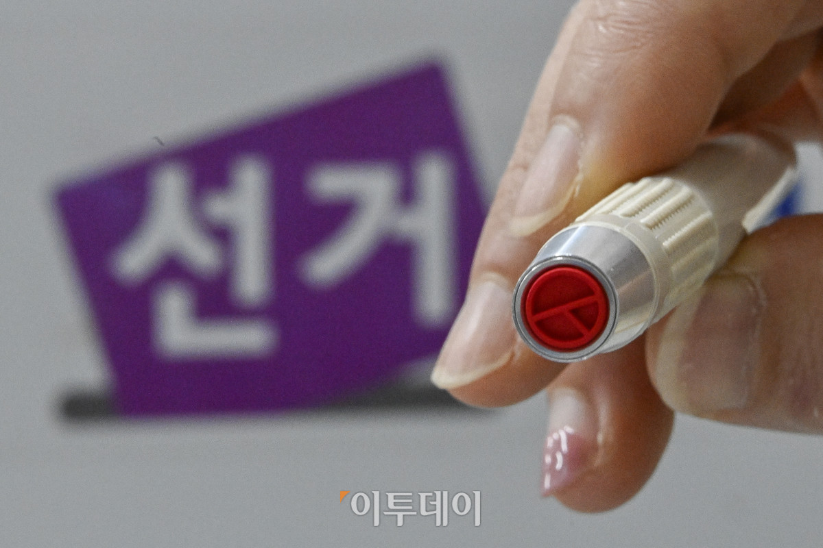 ▲제21대 대통령 선거 사전투표를 하루 앞둔 28일 서울 광진구 중곡3동주민센터에 마련된 사전투표소에서 관계자가 기표 도장을 점검하고 있다. 제21대 대선 사전투표는 전국에 설치된 사전투표소에서 29일~30일 이틀간 오전 6시~오후 6시까지 실시된다. (조현호 기자 hyunho@)