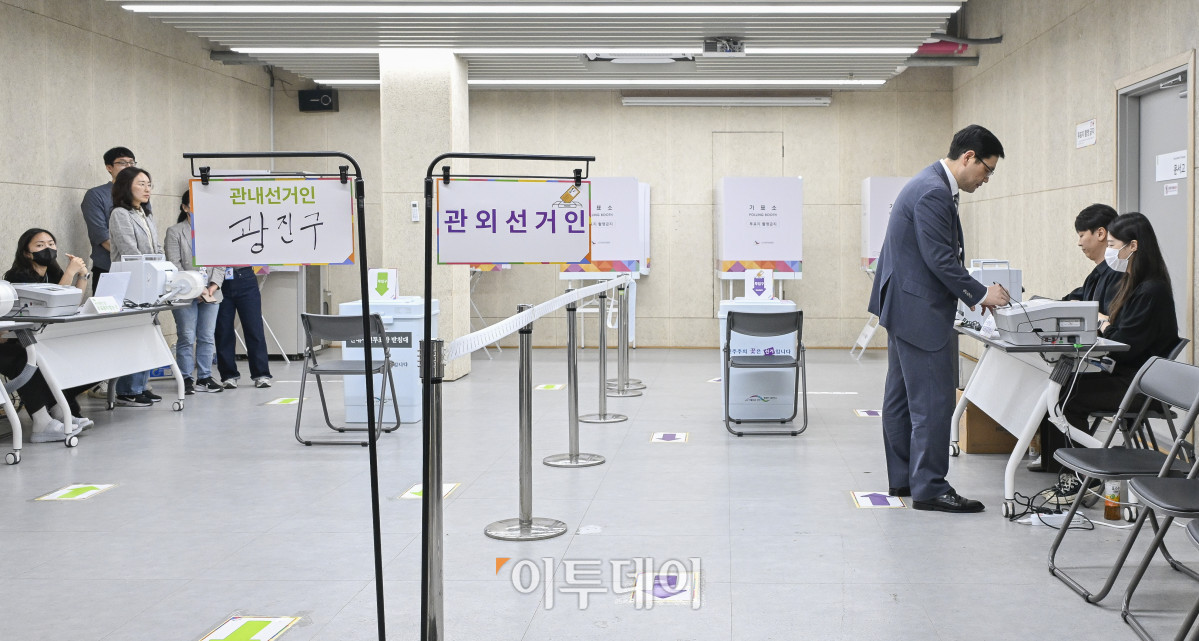 ▲제21대 대통령 선거 사전투표를 하루 앞둔 28일 서울 광진구 중곡3동주민센터에 마련된 사전투표소에서 관계자들이 투표 설비를 점검하고 있다. 제21대 대선 사전투표는 전국에 설치된 사전투표소에서 29일~30일 이틀간 오전 6시~오후 6시까지 실시된다. 조현호 기자 hyunho@