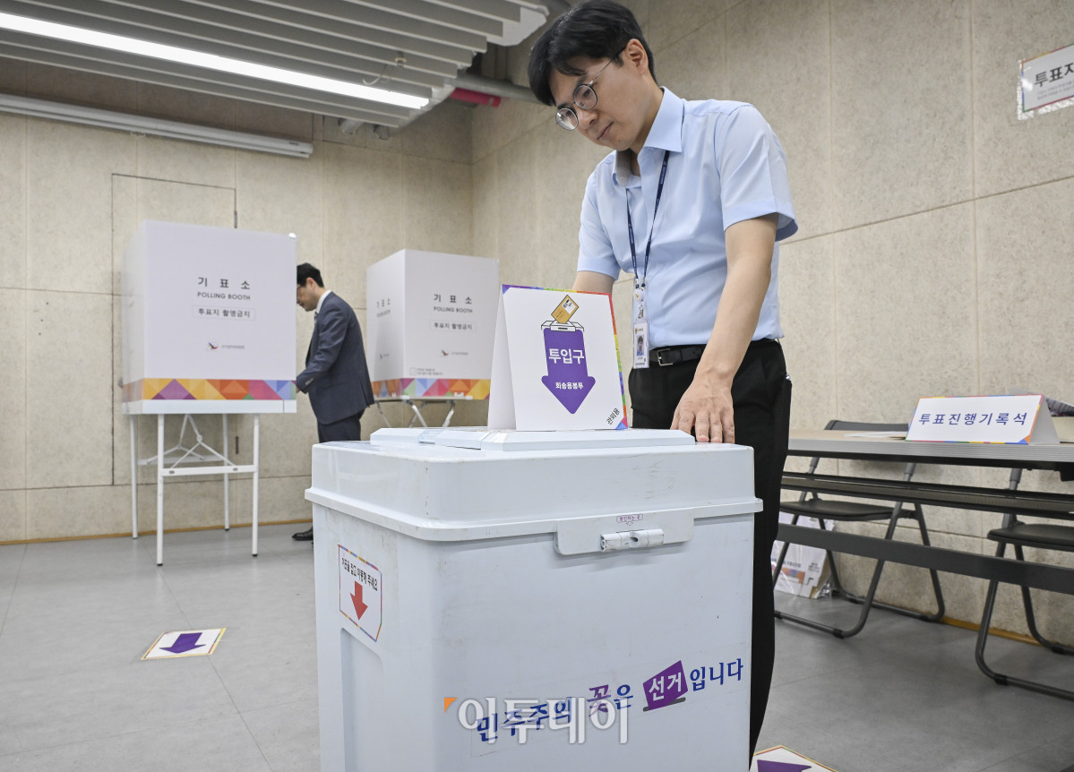 ▲제21대 대통령 선거 사전투표를 하루 앞둔 28일 서울 광진구 중곡3동주민센터에 마련된 사전투표소에서 관계자들이 투표 설비를 점검하고 있다. 제21대 대선 사전투표는 전국에 설치된 사전투표소에서 29일~30일 이틀간 오전 6시~오후 6시까지 실시된다. 조현호 기자 hyunho@