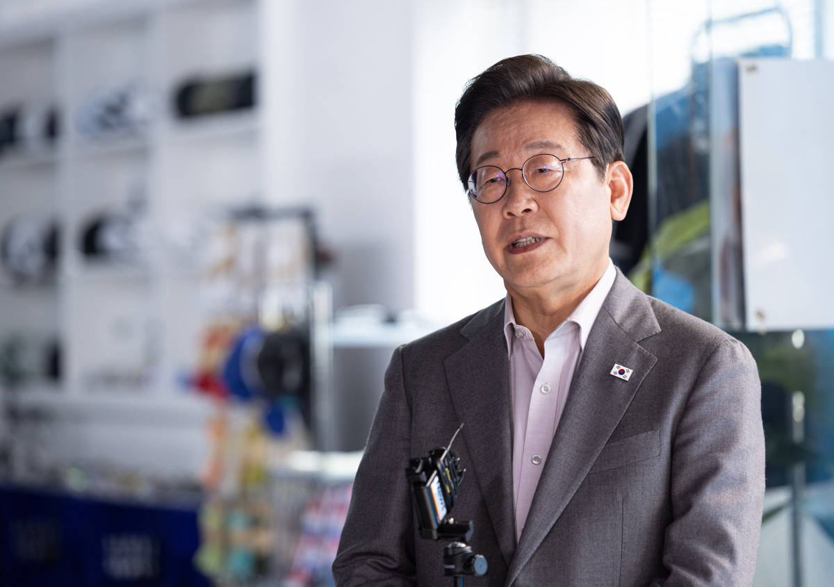 ▲더불어민주당 이재명 대선 후보가 28일 서울 강남구의 한 스튜디오에서 유튜브 라이브 방송을 마친 후 백브리핑하고 있다. (연합뉴스)