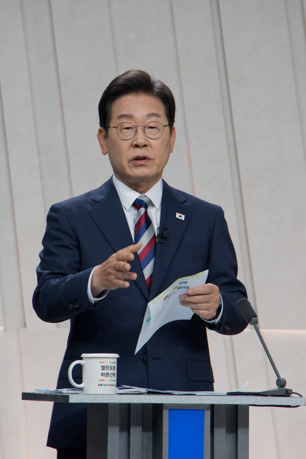 ▲27일 서울 상암 MBC스튜디오에서 열린 21대 대선후보 3차 토론회에 더불어민주당 이재명 후보가 참석하여 토론회를 준비하고 있다. (국회사진기자단)