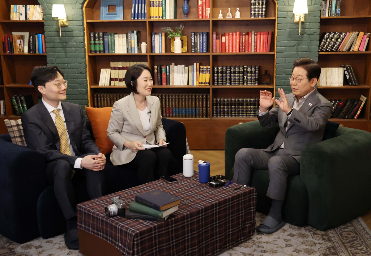 ▲이재명 더불어민주당 대선후보가 28일 서울 신사동 가로수길 미드타운 스튜디오에서 'K-이니셔TV 1400만 개미와 한배 탔어요' 유튜브 라이브를 윤태준 소액주주행동 플랫폼액트 소장, 이소영 의원과 함께 하고 있다. 신태현 기자 holjjak@