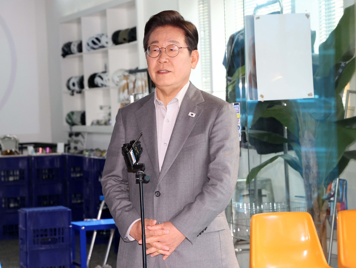 ▲이재명 더불어민주당 대선후보가 28일 서울 신사동 가로수길 미드타운 스튜디오에서 'K-이니셔TV 1400만 개미와 한배 탔어요' 유튜브 라이브를 마치고 기자들의 질문에 답하고 있다. 신태현 기자 holjjak@