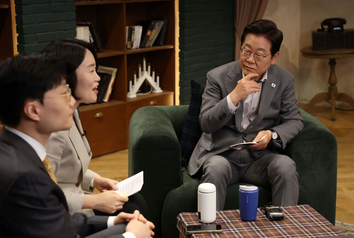 ▲이재명 더불어민주당 대선후보가 28일 서울 신사동 가로수길 미드타운 스튜디오에서 'K-이니셔TV 1400만 개미와 한배 탔어요' 유튜브 라이브를 윤태준 소액주주행동 플랫폼액트 소장, 이소영 의원과 함께 하고 있다. 신태현 기자 holjjak@