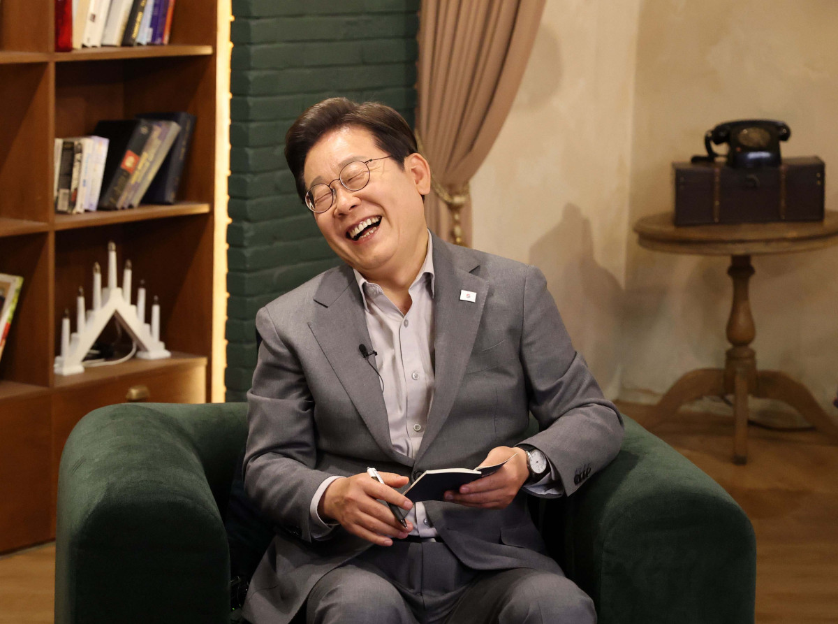 ▲이재명 더불어민주당 대선후보가 28일 서울 신사동 가로수길 미드타운 스튜디오에서 'K-이니셔TV 1400만 개미와 한배 탔어요' 유튜브 라이브를 하고 있다. 신태현 기자 holjjak@