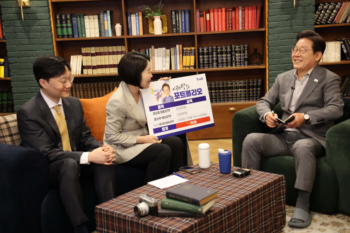 ▲이재명 더불어민주당 대선후보가 28일 서울 신사동 가로수길 미드타운 스튜디오에서 'K-이니셔TV 1400만 개미와 한배 탔어요' 유튜브 라이브를 윤태준 소액주주행동 플랫폼액트 소장, 이소영 의원과 함께 하고 있다. 신태현 기자 holjjak@