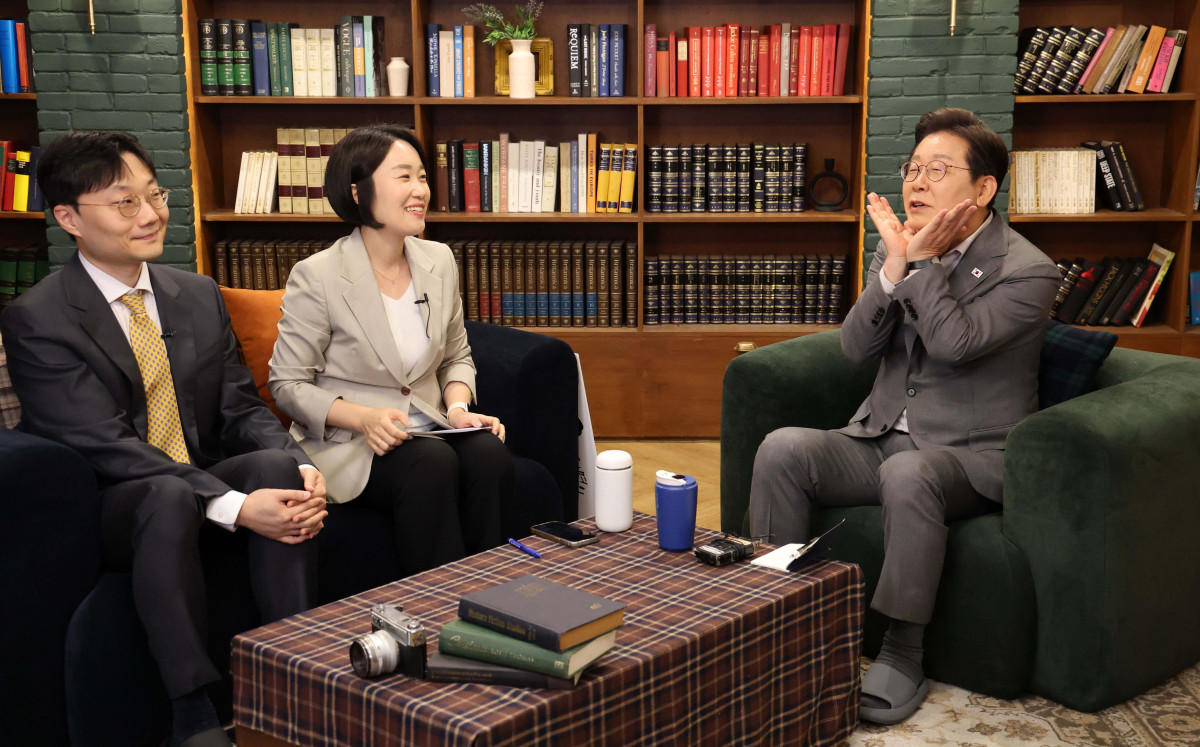 ▲이재명 더불어민주당 대선후보가 28일 서울 신사동 가로수길 미드타운 스튜디오에서 'K-이니셔TV 1400만 개미와 한배 탔어요' 유튜브 라이브를 윤태준 소액주주행동 플랫폼액트 소장, 이소영 의원과 함께 하고 있다. 신태현 기자 holjjak@