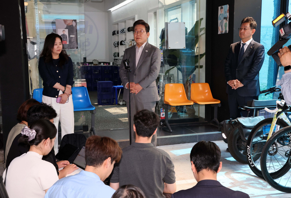 ▲이재명 더불어민주당 대선후보가 28일 서울 신사동 가로수길 미드타운 스튜디오에서 'K-이니셔TV 1400만 개미와 한배 탔어요' 유튜브 라이브를 마치고 기자들의 질문에 답하고 있다. 신태현 기자 holjjak@