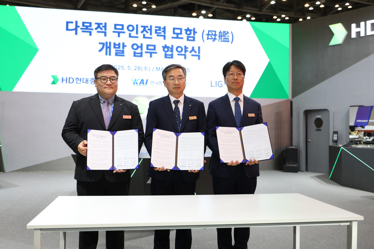 ▲LIG넥스원과 HD현대중공업, 한국항공우주산업은 28일 다목적 무인전력 모함 개발을 위한 상호협력 양해각서를 체결했다. 사진은 왼쪽부터 LIG넥스원 미래전장연구본부 이승영 본부장과 한국항공우주산업 미래융합기술원 김지홍 원장, HD현대중공업 특수선사업부 이상봉 설계부문장이 양해각서를 체결하고 기념사진 촬영을 하고 있다.  (사진=LIG넥스원)