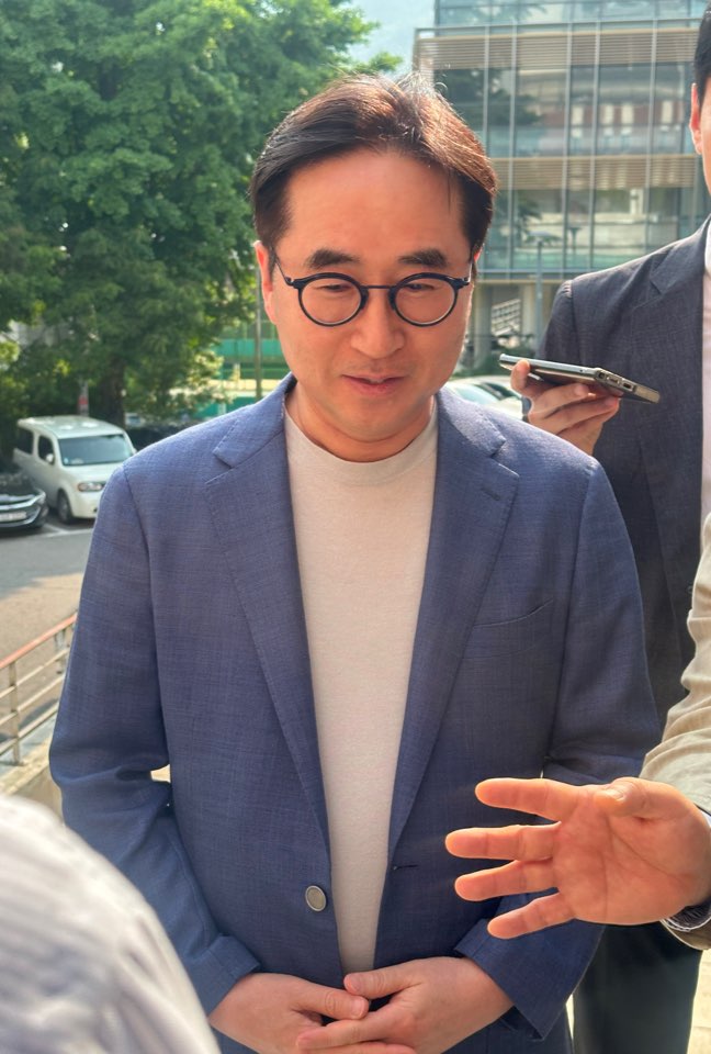 ▲장덕현 삼성전기 대표가 28일 특강을 위해 서울대 재료공학부를 찾았다. 현장에서 기자들을 만나 질문에 답하는 모습. (이수진 기자)