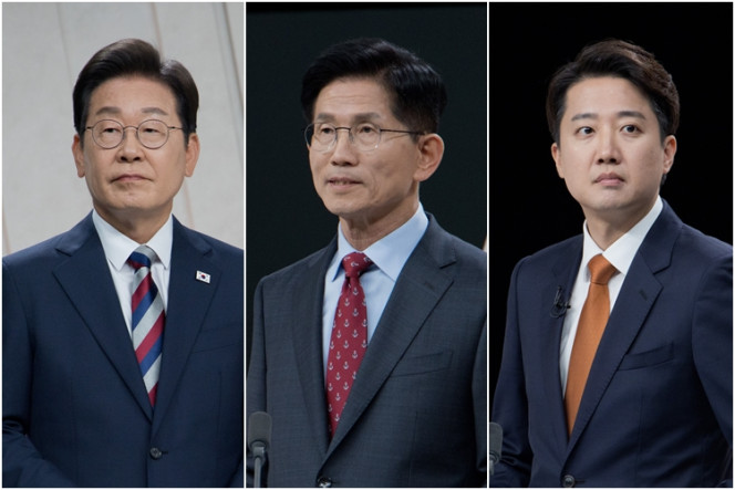 ▲더불어민주당 이재명(왼쪽)·국민의힘 김문수·개혁신당 이준석 대선 후보가 27일 서울 마포구 상암동 MBC 스튜디오에서 진행된 정치 분야 TV토론회를 준비하고 있다. 2025.5.27 [국회사진기자단] (연합뉴스)