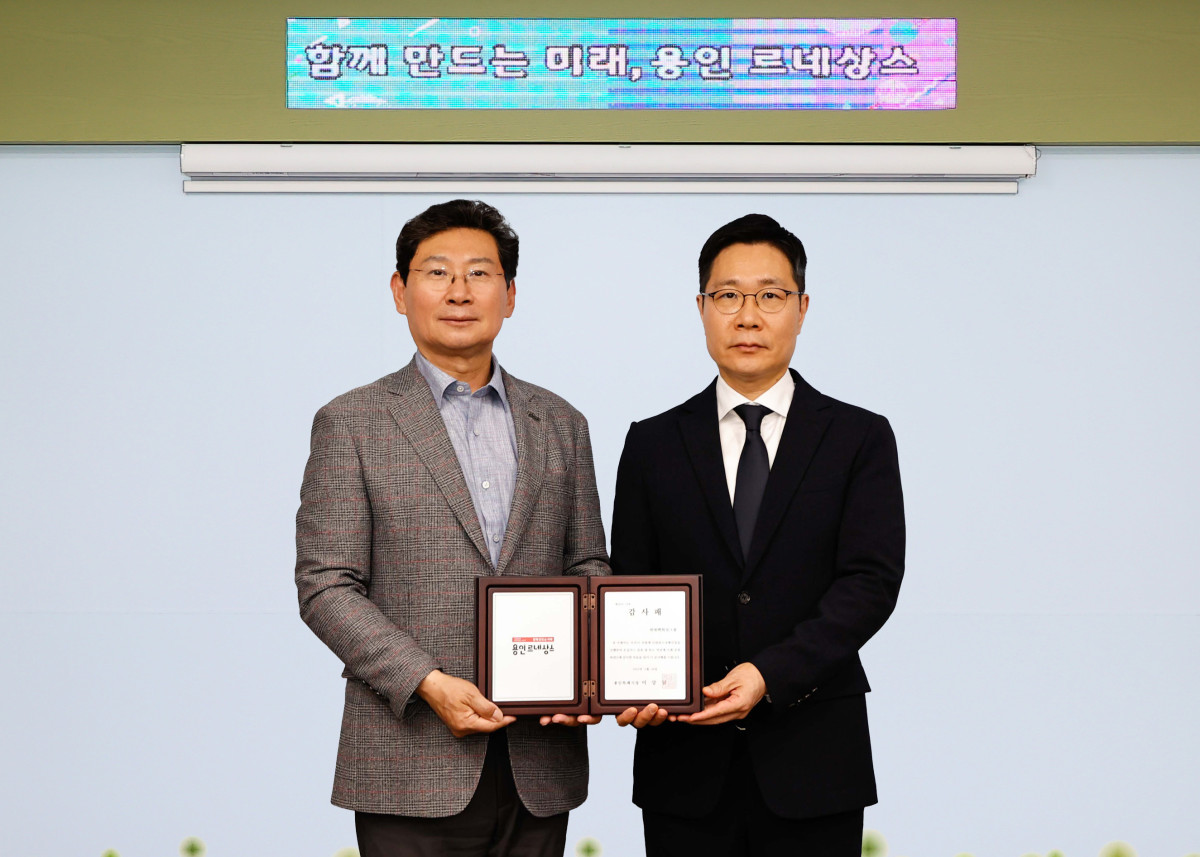 ▲이상일 용인특례시장(왼쪽)은 28일 지역 탄소중립에 공헌한 현대백화점그룹에 감사패를 수여하고 그룹을 대표해 참석한 안병혁 상무(오른쪽)와 기념촬영 했다. (용인특례시)