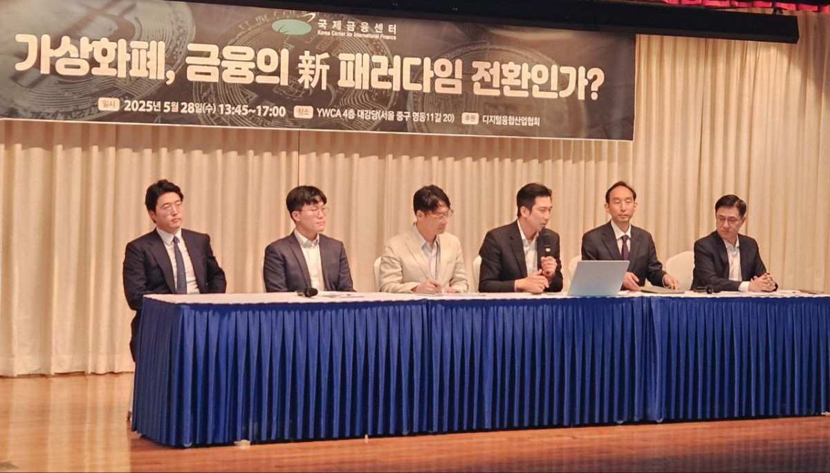 ▲28일 서울 중구 명동 YWCA에서 개최된 '가상화폐, 금융의 신(新)패러다임 전환인가?' 세미나에서 이종섭 서울대학교 교수(오른쪽에서 세 번째)와 패널이 이야기를 나누고 있다. (박정호 기자 godot@)