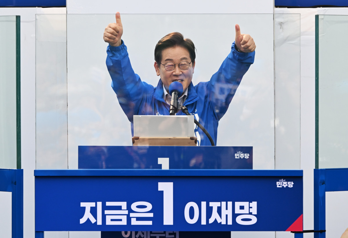 ▲이재명 더불어민주당 대선후보가 28일 서울 광진구 능동로 어린이대공원 정문 앞에서 지지자들에게 인사하고 있다. 신태현 기자 holjjak@